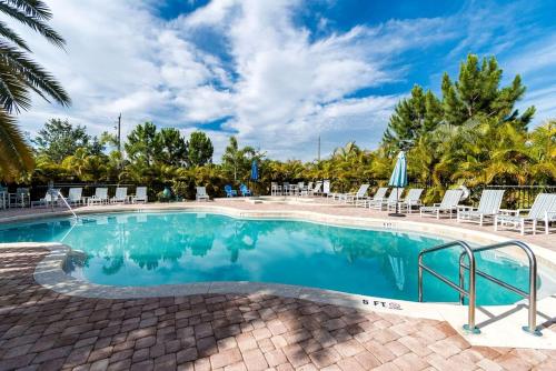 Pet-Friendly Equipped Boat Rental with Private Rooftop Deck and Views in Florida Pet-Friendly Equipped Boat Rental with Private Rooftop Deck and Views in Florida