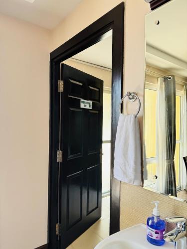 3-Bed High-rise Serene Views - image 2