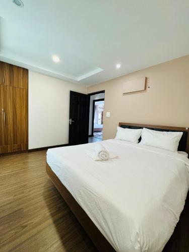 3-Bed High-rise Serene Views - image 4