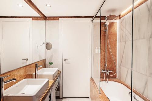 Executive Double or Twin Room image 9