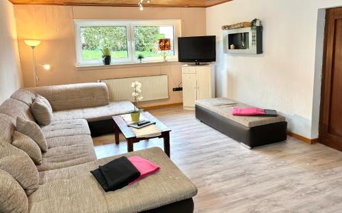Shared lounge/TV area, Maja Ferienwohnung in Lichtenfels-Sachsenberg