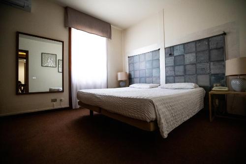 1 queen bed, 2 twin beds