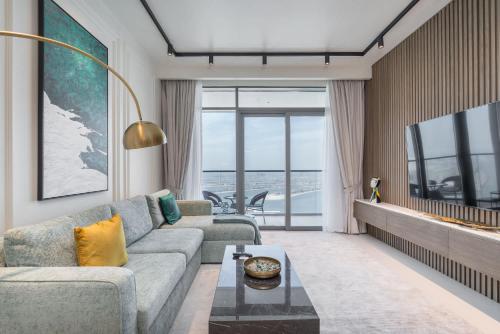 Free housekeeping visits during your stay - StayShort - 1 Bedroom in Marina Vista with Full Palm Views, Dubai (photo 5)