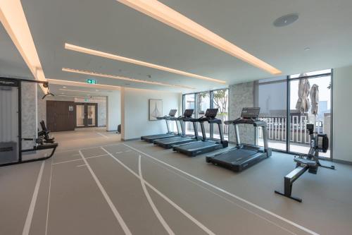 Free housekeeping visits during your stay - StayShort - 1 Bedroom in Marina Vista with Full Palm Views, Dubai (photo 6)