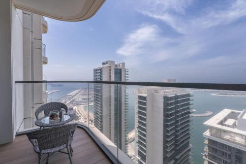 Free housekeeping visits during your stay - StayShort - 1 Bedroom in Marina Vista with Full Palm Views, Dubai (photo 7)