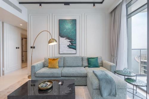 Free housekeeping visits during your stay - StayShort - 1 Bedroom in Marina Vista with Full Palm Views, Dubai (photo 9)