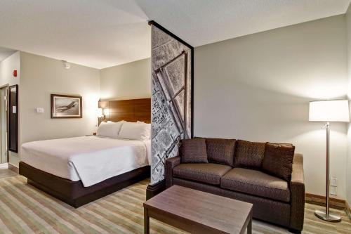 1 king bed, 1 sofa bed