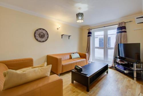 Free Parking 6 Beds House For Contractors & Groups gîte à louer Beaumys Castle