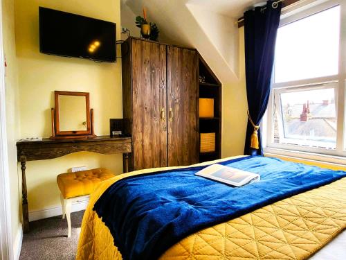 Small Double Room image 4
