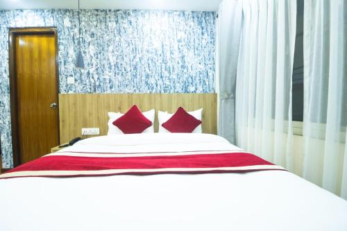 Deluxe Double Room image 3