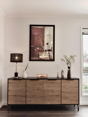 Modern holiday home in Hobart - Stunning Mountain & Water views