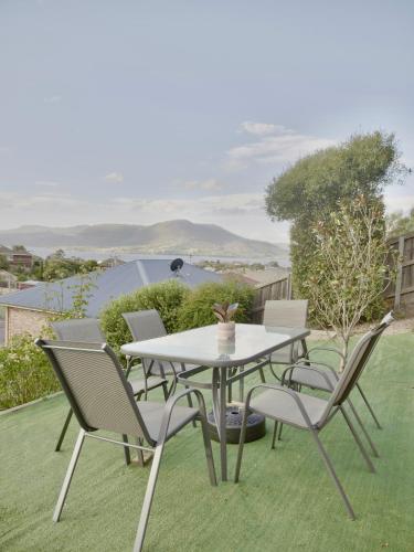Modern holiday home in Hobart - Stunning Mountain & Water views