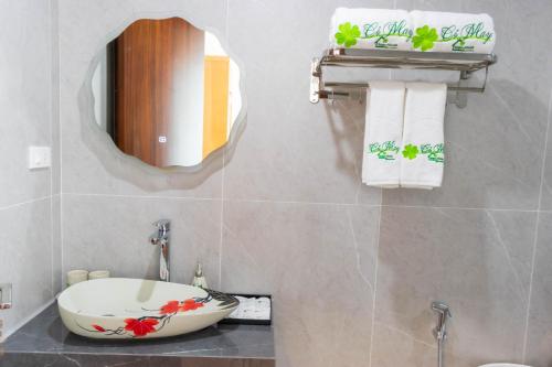 Deluxe Double Room with Balcony image 8