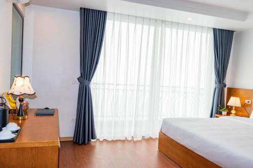 Deluxe Double Room with Balcony image 9