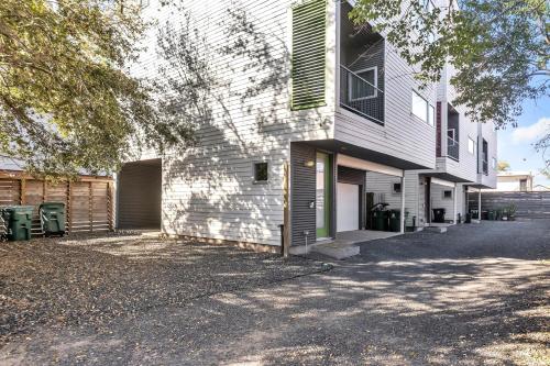 Modern Comfort in the Heart of Museum District townhouse - image 8