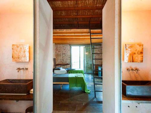 The property has easy access to nearby cities of Scicli, Ragusa-Ibla, Noto and Siracusa,