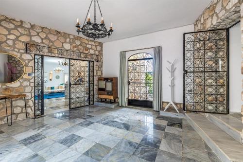 Luxury villa with tennis & pool in Vista Verde