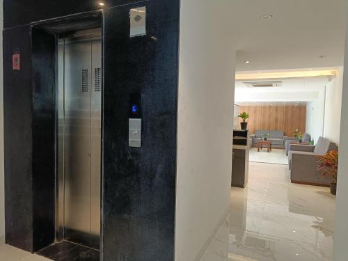 Hotel H Square Andheri Lokhandwala in مالاد