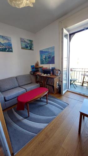 Inspiration room, lake, mountains, balcony in Montreux city center in Montreux