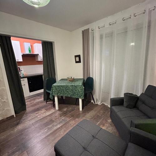 Studio au calme avec stationnement in บ๊ากโนเล เดอ ลออร์น