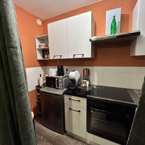 ห้องครัว, Studio au calme avec stationnement in บ๊ากโนเล เดอ ลออร์น