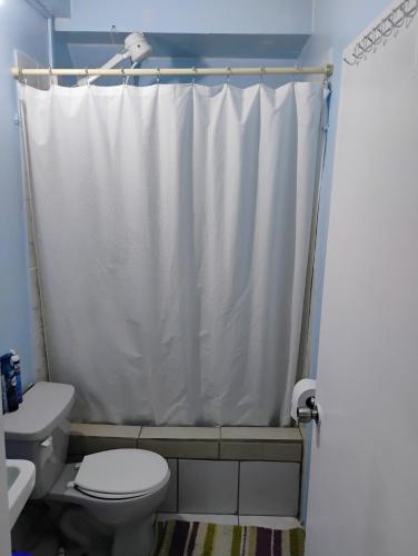 Ванна кімната, Belle Vue 2 Bedroom Apartment in Лаборі