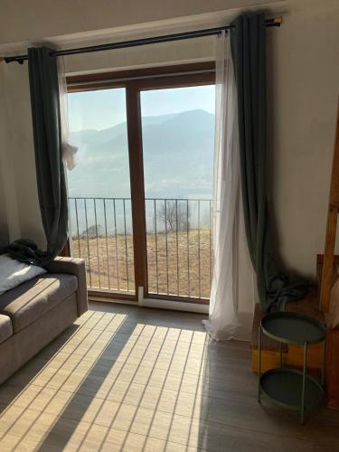 Apartment with Mountain View