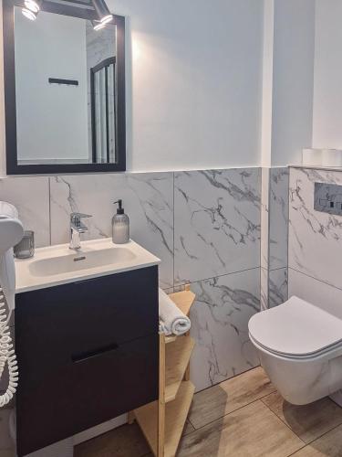 Double or Twin Room image 5