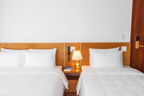 Triple Room with Balcony image 5