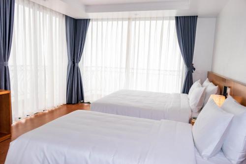 Triple Room with Balcony image 7