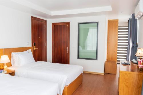 Triple Room with Balcony image 8