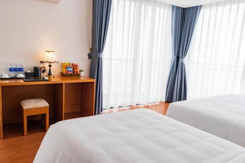 Triple Room with Balcony image 9