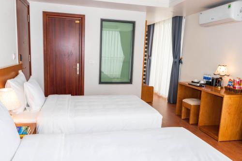 Triple Room with Balcony image 10