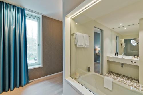 room detail thumbnail 2