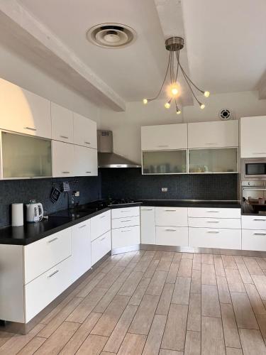 Konyha, Cottage indipendente con piscina privata in Voghiera
