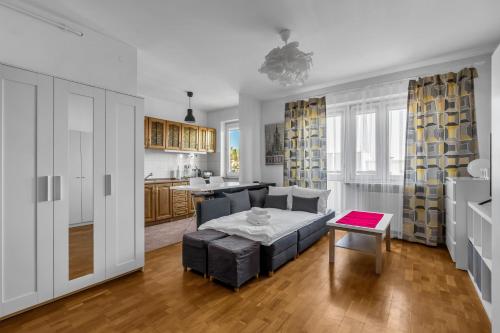 Metro Kabaty Homely Studio by BookingHost, Warschau