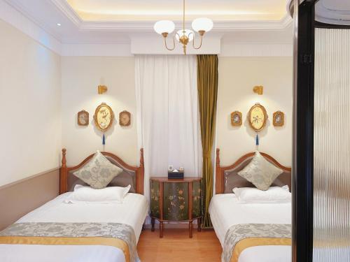 Double Room image 3
