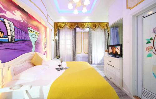Queen Room image 6