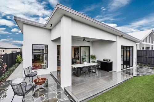 Sunbury Luxury - The Perfect Family Entertainer in Sunbury