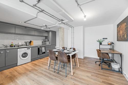 The Works By Guestz in Уорингтън