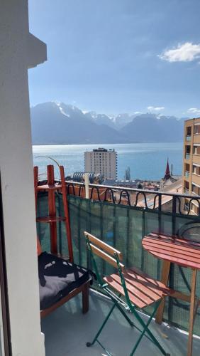 Vistas, Inspiration room, lake, mountains, balcony in Montreux city center in Montreux