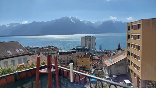 Vistas, Inspiration room, lake, mountains, balcony in Montreux city center in Montreux