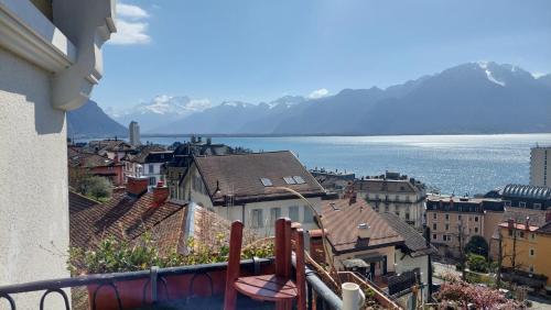 Vistas, Inspiration room, lake, mountains, balcony in Montreux city center in Montreux