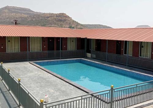 Peldbaseins, Hotel Amit Palace in Ambegaon