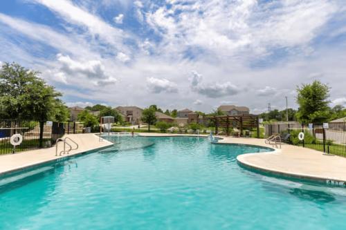 Luxury 3BR Retreat, Pool, Near COTA & Airport