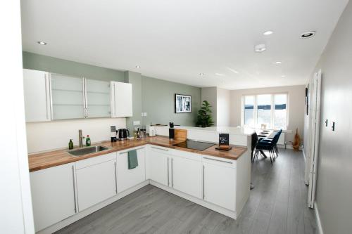 кухня, Penthouse River View near Edinburgh in Saint Davids