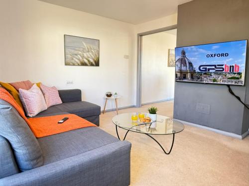 Stylish 3-Bedroom House, Private garden & Free parking spaces, Prime location, WiFi, Netflix - Kidlington