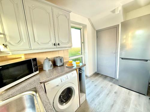 Konyha, Stylish 3-Bedroom House with Garden & Free Parking's, Prime location with private garden in Nyugat-Kidlington