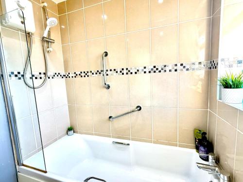 Zuhanyzó, Stylish 3-Bedroom House with Garden & Free Parking's, Prime location with private garden in Nyugat-Kidlington