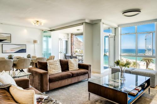 Camps Bay Beachside 2bed w Sea View Cloud 9 - image 6